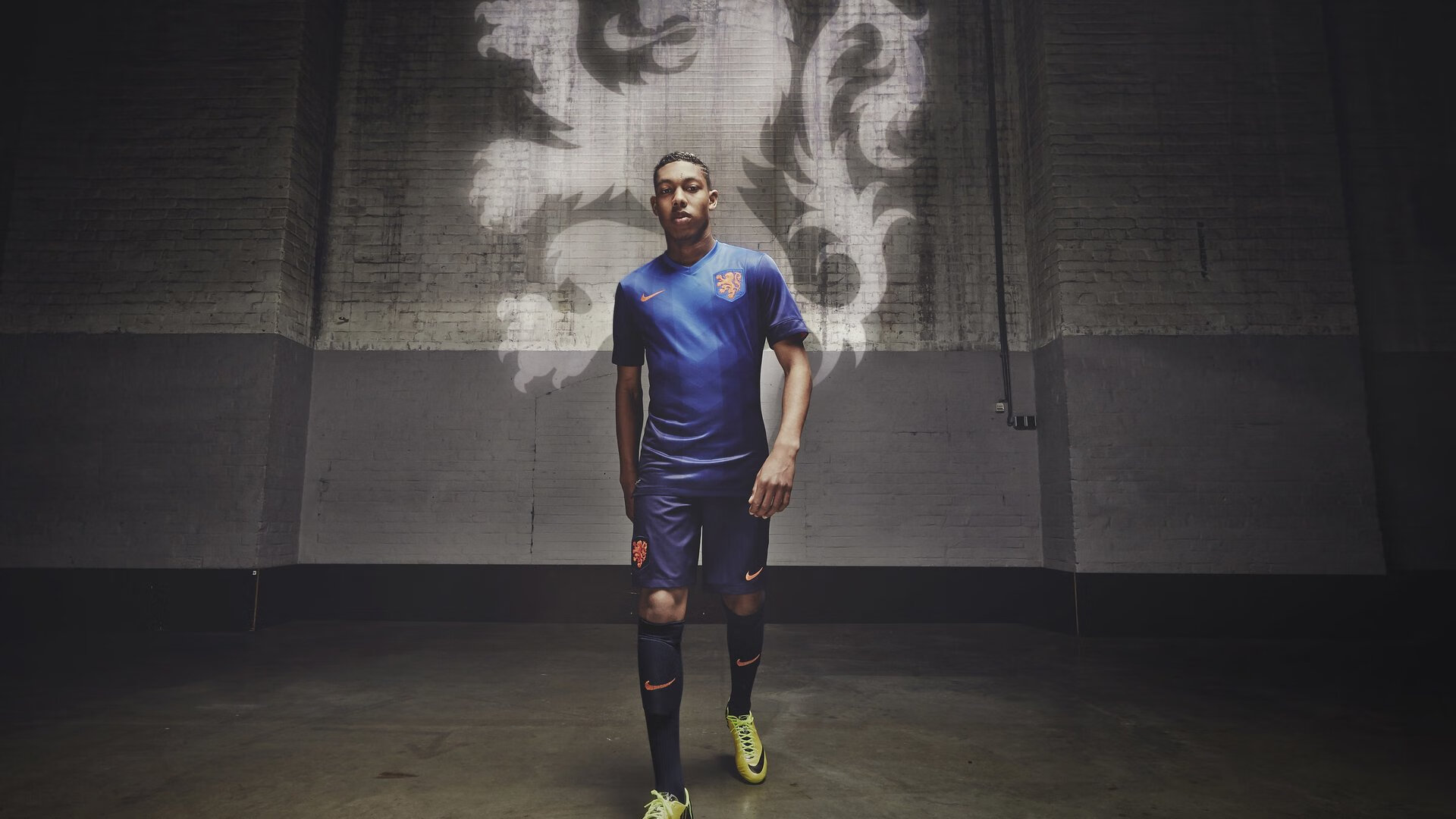 巴特尔展现出极强的防守反应速度，成为袋鼠队后防支柱，巴特尔打什么位置