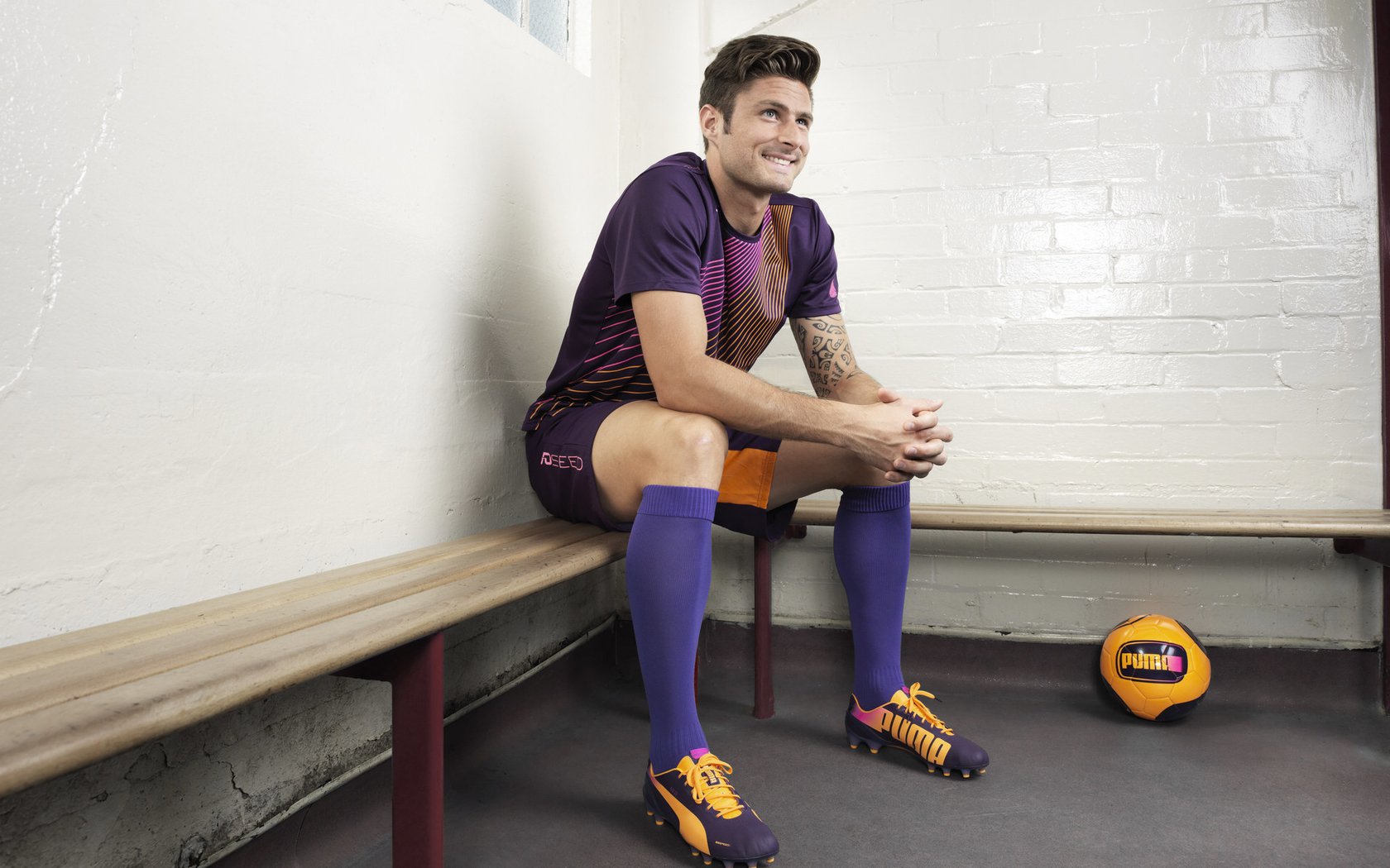 比赛进入焦灼阶段教练果断换人实现临场战术突破，比赛十分焦灼