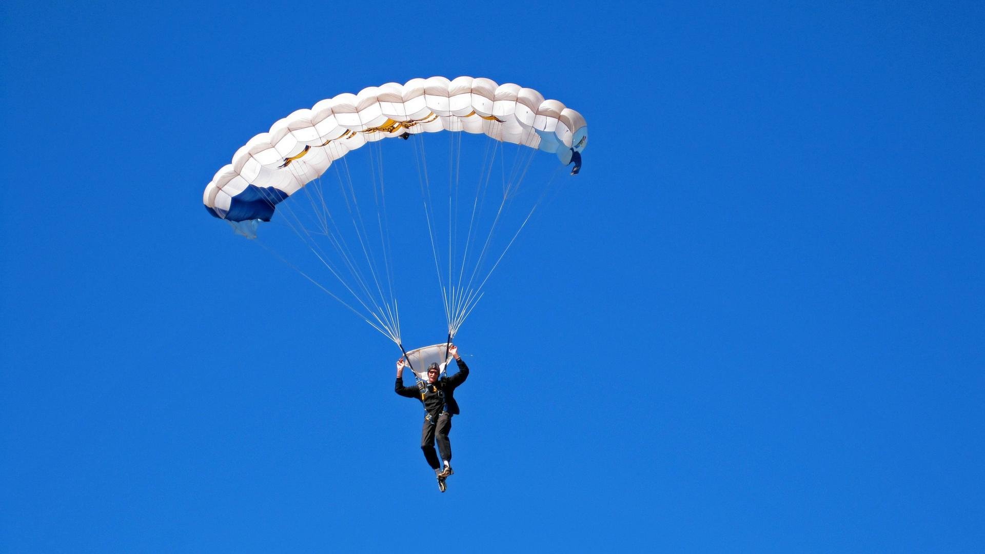 女篮国家队开展防守协作专项训练强化防守体系，女生篮球防守技巧